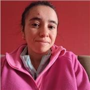 Profesora de inglés imparte clases a niños y adolescentes